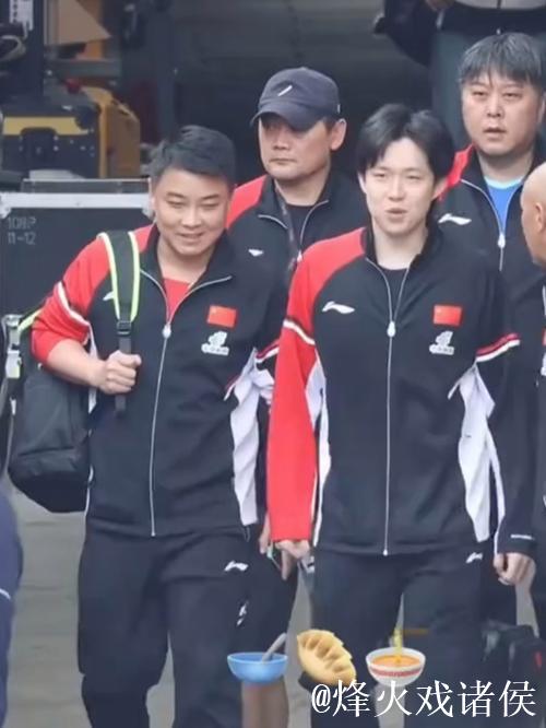 伤情严重!王楚钦因伤退赛后上半身僵硬,上车时抿嘴忍痛不敢弯腰 伤情严重!王楚钦因伤退赛后上半身僵硬,上车时抿嘴忍痛不敢弯腰