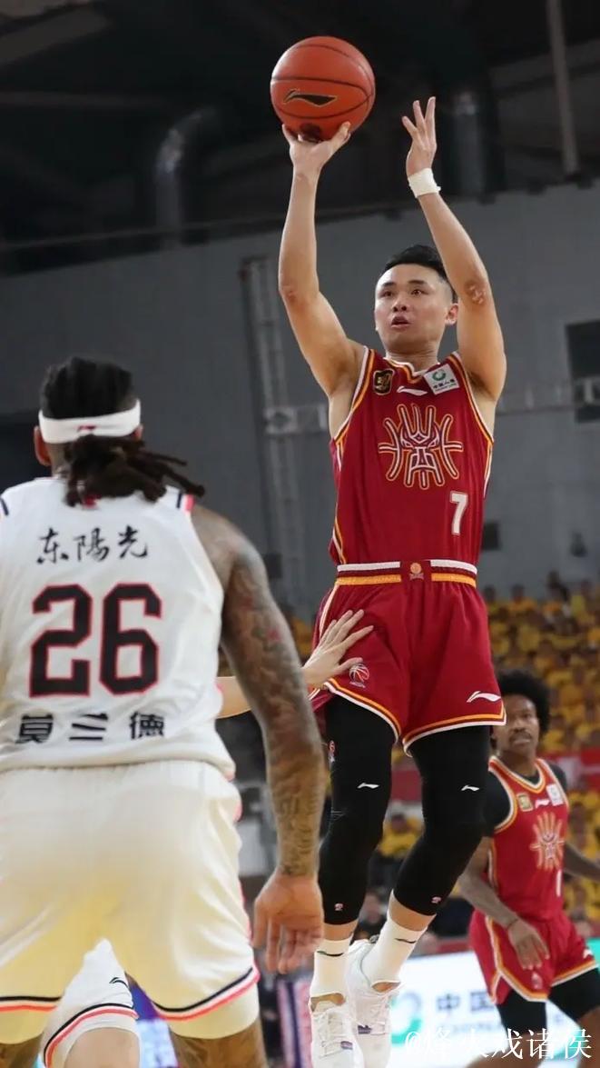 中国三人男篮不敌卫冕冠军 张宁6分4篮板